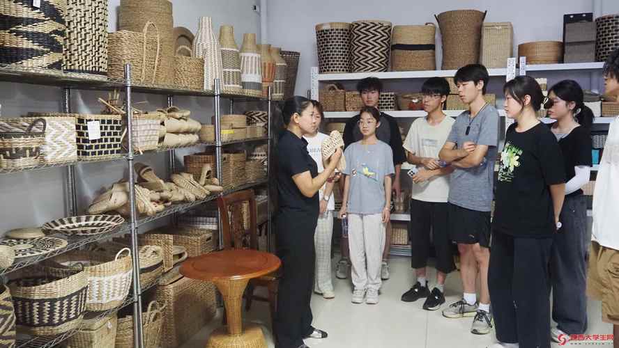 图5为工厂负责人介绍工厂产品与销售模式 张宇轩 供图图6为队员协助装